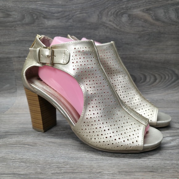 White Mountain Heels Womens 10M Gold Peep Toe Faux Leather Perforated Edgy Party - Picture 1 of 16